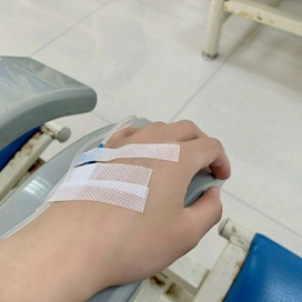 孤独大概就是生病了,一个人去输液,自己守着吊瓶不敢睡